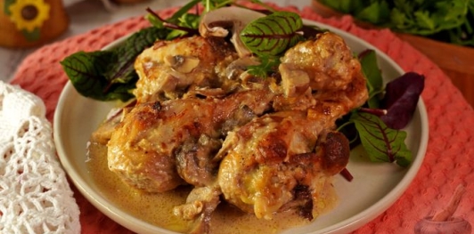 Фото приготовления рецепта: Куриные ножки с грибами в сливочном соусе - шаг №21