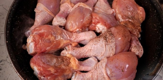 Фото приготовления рецепта: Куриные ножки с грибами в сливочном соусе - шаг №5