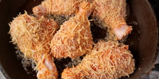 Фото приготовления рецепта: Куриные ножки в сырной панировке - шаг №12