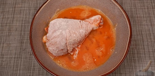 Фото приготовления рецепта: Куриные ножки в сырной панировке - шаг №10