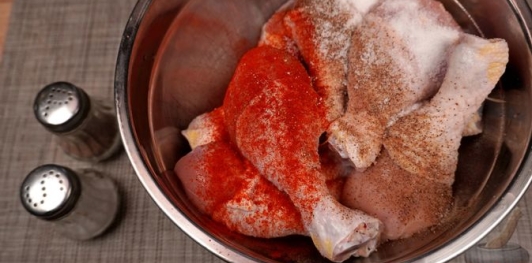 Фото приготовления рецепта: Куриные ножки в сырной панировке - шаг №7