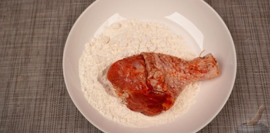 Фото приготовления рецепта: Куриные ножки в сырной панировке - шаг №9