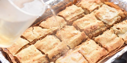 Фото приготовления рецепта: Ленивая пахлава из лаваша - шаг №10