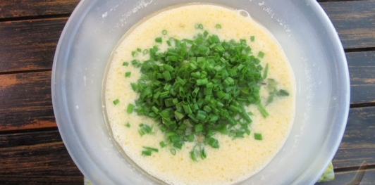 Фото приготовления рецепта: Ленивые пирожки на кефире с яйцами и зелёным луком - шаг №7