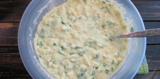 Фото приготовления рецепта: Ленивые пирожки на кефире с яйцами и зелёным луком - шаг №11