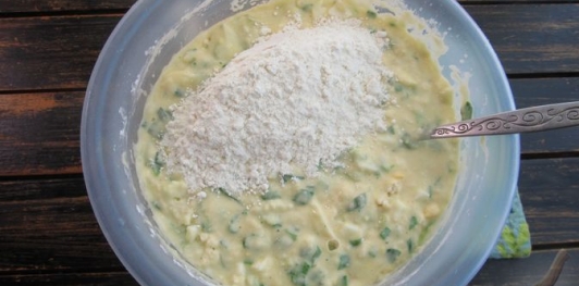 Фото приготовления рецепта: Ленивые пирожки на кефире с яйцами и зелёным луком - шаг №12