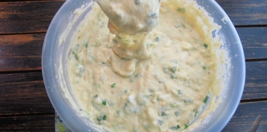 Фото приготовления рецепта: Ленивые пирожки на кефире с яйцами и зелёным луком - шаг №13