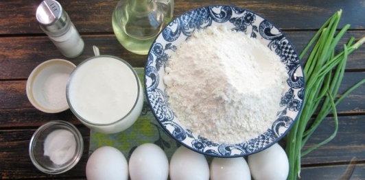 Фото приготовления рецепта: Ленивые пирожки на кефире с яйцами и зелёным луком - шаг №1