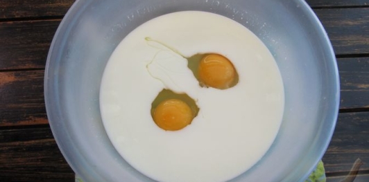 Фото приготовления рецепта: Ленивые пирожки на кефире с яйцами и зелёным луком - шаг №5