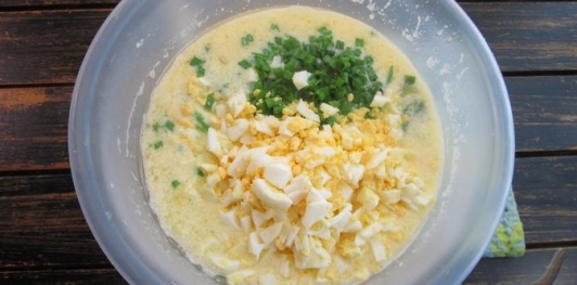 Фото приготовления рецепта: Ленивые пирожки на кефире с яйцами и зелёным луком - шаг №8