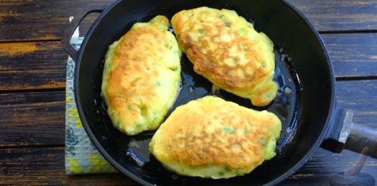 Фото приготовления рецепта: Ленивые пирожки на кефире с яйцами и зелёным луком - шаг №16