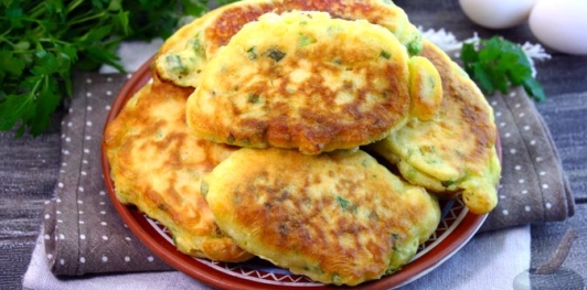 Фото приготовления рецепта: Ленивые пирожки на кефире с яйцами и зелёным луком - шаг №18