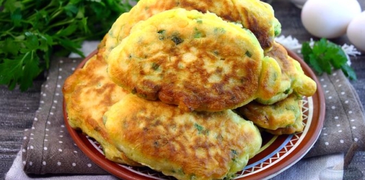 Фото приготовления рецепта: Ленивые пирожки на кефире с яйцами и зелёным луком - шаг №17