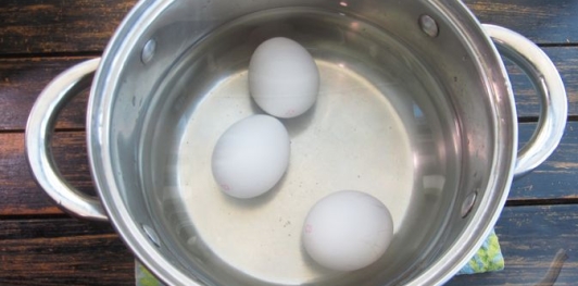 Фото приготовления рецепта: Ленивые пирожки на кефире с яйцами и зелёным луком - шаг №2