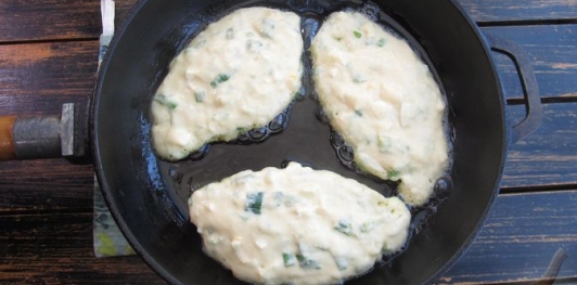 Фото приготовления рецепта: Ленивые пирожки на кефире с яйцами и зелёным луком - шаг №15