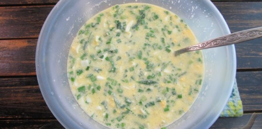 Фото приготовления рецепта: Ленивые пирожки на кефире с яйцами и зелёным луком - шаг №9