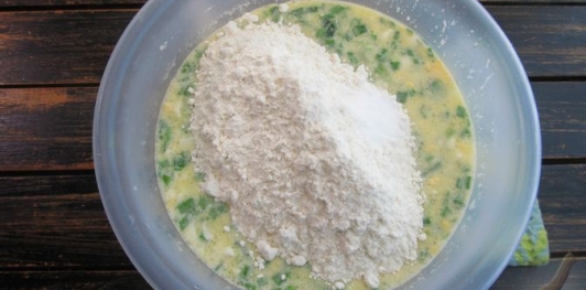 Фото приготовления рецепта: Ленивые пирожки на кефире с яйцами и зелёным луком - шаг №10