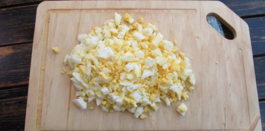 Фото приготовления рецепта: Ленивые пирожки на кефире с яйцами и зелёным луком - шаг №3