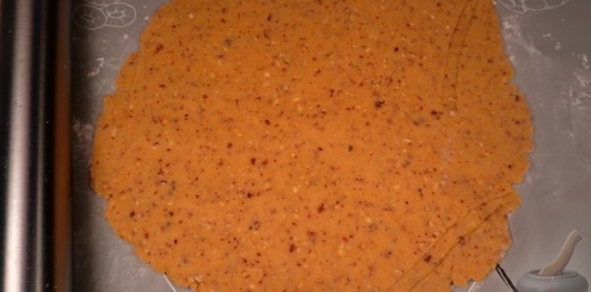 Фото приготовления рецепта: Линцский пирог с клубничным джемом - шаг №13