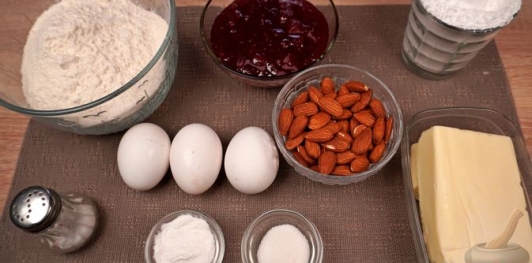 Фото приготовления рецепта: Линцский пирог с клубничным джемом - шаг №1