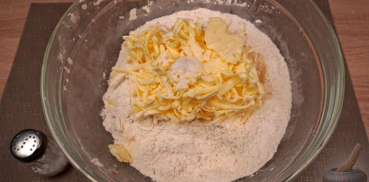 Фото приготовления рецепта: Линцский пирог с клубничным джемом - шаг №8