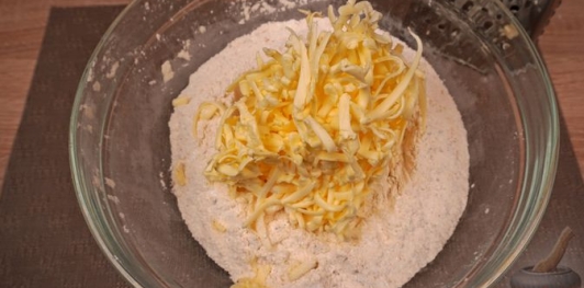 Фото приготовления рецепта: Линцский пирог с клубничным джемом - шаг №7