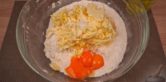 Фото приготовления рецепта: Линцский пирог с клубничным джемом - шаг №9