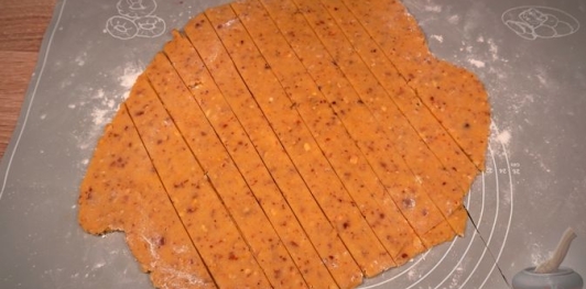 Фото приготовления рецепта: Линцский пирог с клубничным джемом - шаг №16