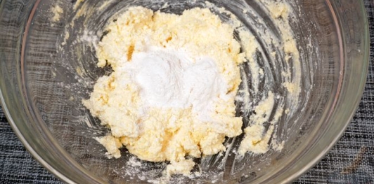 Фото приготовления рецепта: Локма  (творожные пончики) - шаг №7