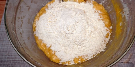 Фото приготовления рецепта: Миндальные булочки с апельсиновой цедрой и кунжутом - шаг №16