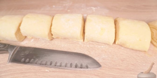 Фото приготовления рецепта: Миндальные булочки с апельсиновой цедрой и кунжутом - шаг №22