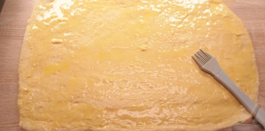 Фото приготовления рецепта: Миндальные булочки с апельсиновой цедрой и кунжутом - шаг №20