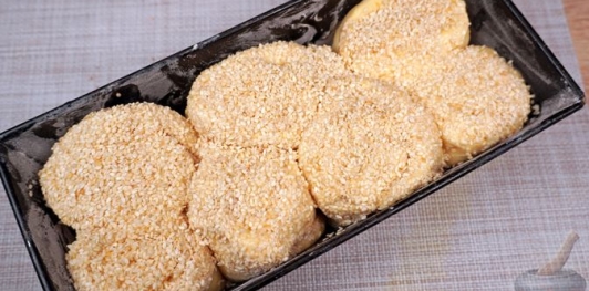 Фото приготовления рецепта: Миндальные булочки с апельсиновой цедрой и кунжутом - шаг №27