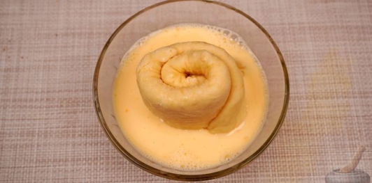 Фото приготовления рецепта: Миндальные булочки с апельсиновой цедрой и кунжутом - шаг №25