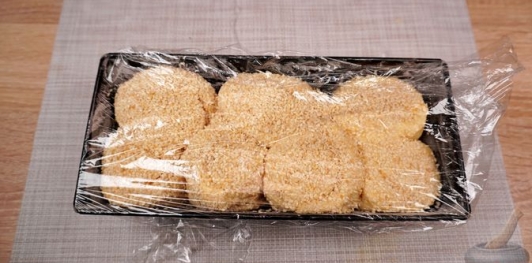 Фото приготовления рецепта: Миндальные булочки с апельсиновой цедрой и кунжутом - шаг №28