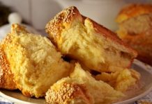 Миндальные булочки с апельсиновой цедрой и кунжутом