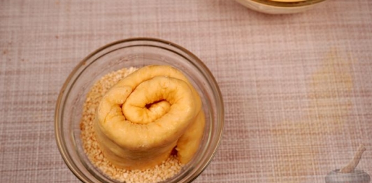 Фото приготовления рецепта: Миндальные булочки с апельсиновой цедрой и кунжутом - шаг №26