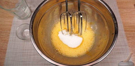 Фото приготовления рецепта: Миндальные булочки с апельсиновой цедрой и кунжутом - шаг №9