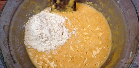 Фото приготовления рецепта: Миндальные булочки с апельсиновой цедрой и кунжутом - шаг №13