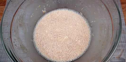 Фото приготовления рецепта: Миндальные булочки с апельсиновой цедрой и кунжутом - шаг №5