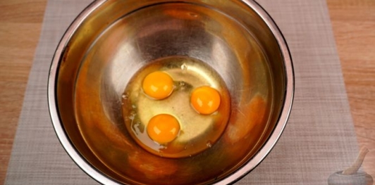 Фото приготовления рецепта: Миндальные булочки с апельсиновой цедрой и кунжутом - шаг №8