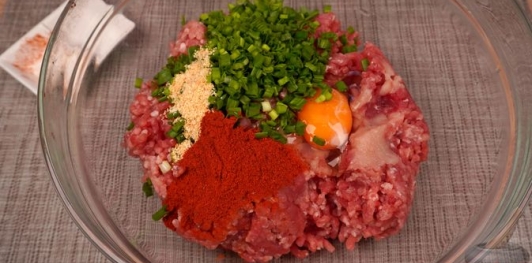 Фото приготовления рецепта: Мясной рулет с перепелиными яйцами в слоёном тесте - шаг №6