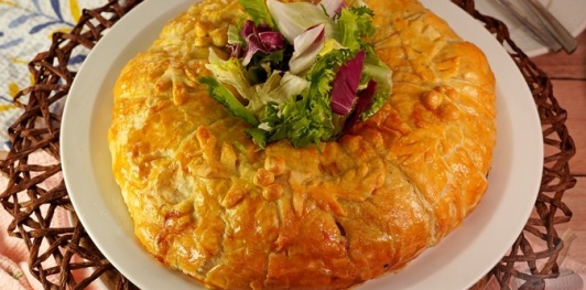 Фото приготовления рецепта: Мясной рулет с перепелиными яйцами в слоёном тесте - шаг №22