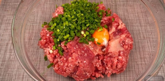 Фото приготовления рецепта: Мясной рулет с перепелиными яйцами в слоёном тесте - шаг №5