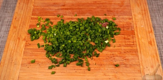 Фото приготовления рецепта: Мясной рулет с перепелиными яйцами в слоёном тесте - шаг №4