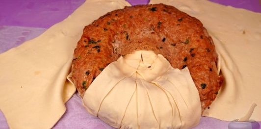 Фото приготовления рецепта: Мясной рулет с перепелиными яйцами в слоёном тесте - шаг №18