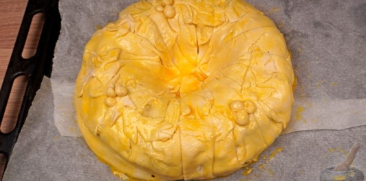 Фото приготовления рецепта: Мясной рулет с перепелиными яйцами в слоёном тесте - шаг №20