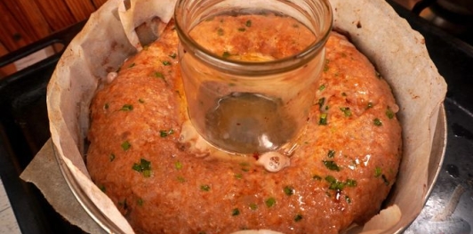 Фото приготовления рецепта: Мясной рулет с перепелиными яйцами в слоёном тесте - шаг №13