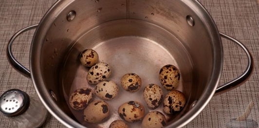 Фото приготовления рецепта: Мясной рулет с перепелиными яйцами в слоёном тесте - шаг №2