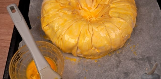 Фото приготовления рецепта: Мясной рулет с перепелиными яйцами в слоёном тесте - шаг №19